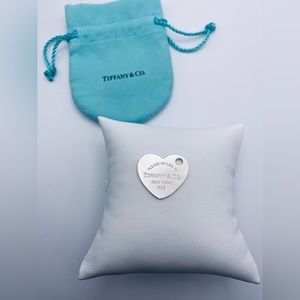 🌷TIFFANY & Co 925 MEDIUM HEART CHARM